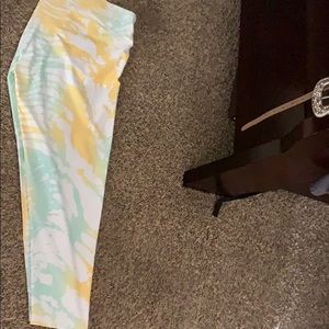 Fabletics leggings calf size. Never been worn.